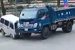 Hai ô tô tông trực diện ở ngã ba, đầu xe van bẹp dúm