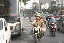 CSGT Hà Nội xử phạt nhiều xe du lịch đỗ sai quy định quanh phố cổ