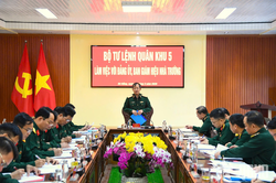 Thiếu tướng Lương Đình Chung làm việc với Trường Quân sự Quân khu 5