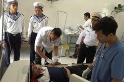 Bệnh xá đảo Song Tử Tây cấp cứu kịp thời ngư dân bị giảm áp do lặn sâu