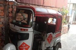 Giá nhiên liệu tăng vì chiến sự khiến tài xế tuk-tuk tại Campuchia lao đao