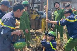 Phút nghẹt thở cứu bé trai rơi xuống giếng sâu 20m