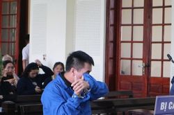 Giọt nước mắt muộn màng của người chồng 'níu kéo' vợ bằng dao