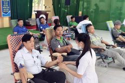 Cán bộ, người lao động Công ty Cổ phần Gỗ MDF VRG Kiên Giang hiến máu tình nguyện