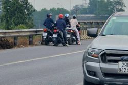 Bắc Ninh: Xe máy ngang nhiên đi ngược chiều, quay đầu trái phép trên QL18