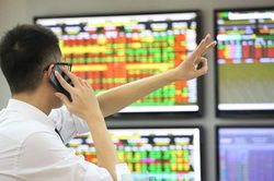 Cổ phiếu dầu khí, phân đạm 'nóng' trở lại