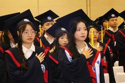 Sinh viên Trường ĐH Mở Hà Nội tuyên thệ trong ngày nhận bằng tốt nghiệp