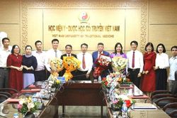 4 giảng viên Học viện Y - Dược học cổ truyền Việt Nam được bổ nhiệm lại chức danh Phó giáo sư