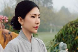 Hoa hậu Hoàng Y Nhung sống chậm, tu tập sau biến cố mất 15 tỷ đồng