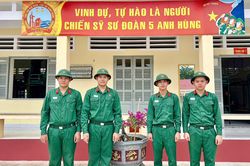 Hai cặp song sinh chung màu áo lính