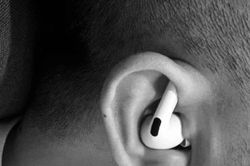 Đeo AirPods kiểu 'lạ', AI cũng gật đầu nhưng sai bét