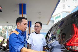 Giá xăng tăng mạnh, vượt 30.000 đồng/lít từ tối 19/3