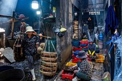 Những người phụ nữ gồng mình gánh sinh kế trên bến cá Tam Quan