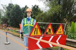 Cao tốc Yên Bái - Lào Cai: Đặt thêm hàng rào tôn, hình nộm, mũi tên phản quang cảnh báo an toàn khi thi công