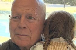 Cộng đồng mạng xót xa khi thấy hình ảnh siêu sao Bruce Willis hôm nay