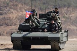 Con gái ông Kim Jong-un lái xe tăng trong bức ảnh mới được công bố