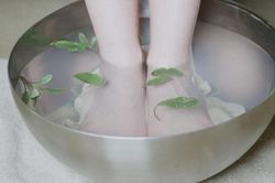 Ngâm chân với giấm có thể mang lại những lợi ích gì cho bạn?