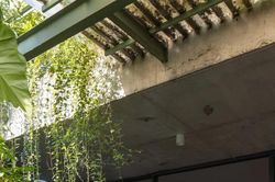 Nhà trong ngõ đón nắng vào nhà với khe thoáng, gốc hở