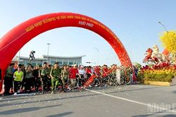 Vĩnh Long: Hàng nghìn người tham gia Ngày chạy Olympic trên con đường gốm và hoa dài nhất Việt Nam
