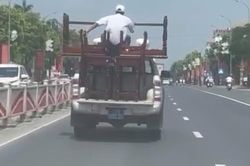 Xác minh ô tô biển xanh chở bàn ghế cồng kềnh, người ngồi trên thùng khi di chuyển