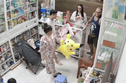 Cặp khách Nga bất ngờ tặng quà cho con gái chủ tiệm thuốc ở Kiên Giang