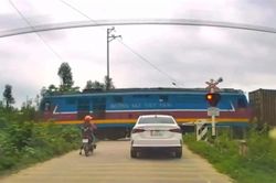 Hai nữ sinh liều lĩnh vượt gác chắn khi tàu lao tới, thoát nạn trong gang tấc
