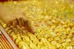 Giá vàng tiếp tục lao dốc, bán tháo chưa dừng lại, rơi khỏi mốc 4.200 USD/ounce