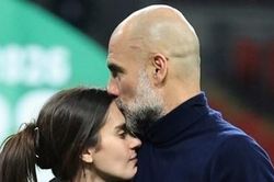 Pep Guardiola ăn mừng cảm xúc bên con gái và dàn sao Man City