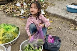 Câu chuyện ấm lòng từ rổ dưa chuột của bé gái 6 tuổi ở vùng quê nghèo