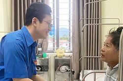 Nam bác sĩ trẻ vừa cầm dao mổ, vừa 'giữ lửa' phong trào ở tuyến cơ sở