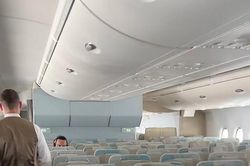 Cảnh tượng gây sốc trên máy bay tới Dubai