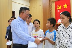 BSR tặng 100 suất quà cho bà con nhân dân xã Ba Gia, tỉnh Quảng Ngãi