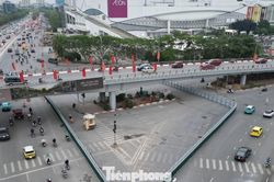 Rào chắn tại nút giao Cổ Linh để phục vụ dự án thi công hầm chui