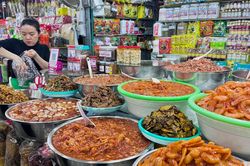 Khu chợ 127 năm tuổi nổi tiếng ở miền Trung, bán đầy đặc sản ngon, rẻ