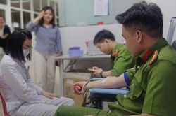 2 cán bộ công an xã vượt 30km hiến máu cứu bệnh nhân