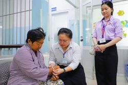 Khoảnh khắc ấm lòng phía sau cánh cửa phòng bệnh ở TP.HCM
