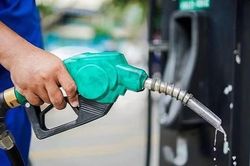 Giá xăng dầu đồng loạt giảm từ 14 giờ ngày hôm nay 25/3, mỗi lít xăng RON95-III giảm gần 4 nghìn đồng