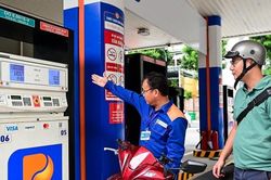 Giá xăng giảm xuống dưới 30.000 đồng/lít