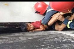 Bé trai ở TPHCM mắc kẹt giữa hai bức tường khi leo mái nhà