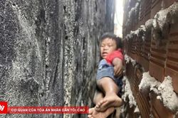 Cứu bé trai bị mắc kẹt giữa hai bức tường hẹp
