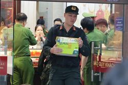 Công an xuất hiện tại cửa hàng vàng Bảo Tín Minh Châu ở Hà Nội