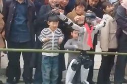 Cậu bé bất ngờ bị robot tát vào mặt