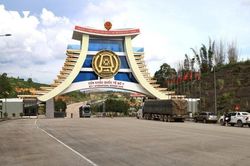 Quảng Ngãi: Phát hiện tài xế xe tải nghi chở 900 lít xăng qua biên giới tiêu thụ