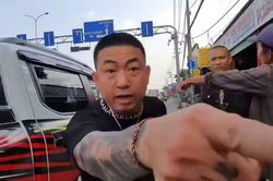 Bắt 2 đối tượng đi ô tô hành hung người đi xe máy ở TPHCM