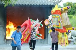 Bỏ đốt vàng mã: Vì sao nơi làm được, nơi vẫn còn 'rực lửa'? Bài 4: Lạm dụng, đi ngược lại giá trị tiết kiệm, nhân văn