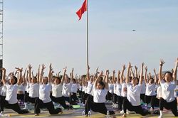 Sôi nổi hoạt động thể thao trong nhà, ngoài biển