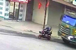Khởi tố tài xế dùng điện thoại khi lái xe gây tai nạn khiến 2 người tử vong