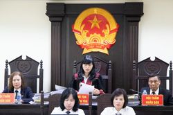 Cựu hiệu trưởng THCS Ba Đình bật khóc trước bản án 36 tháng tù vì thu tiền dạy thêm 15.000 đồng/tiết