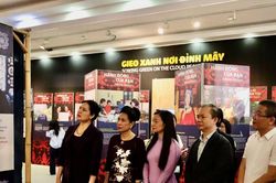 Triển lãm 'Gieo xanh nơi đỉnh mây' tôn vinh vẻ đẹp của phụ nữ vùng cao