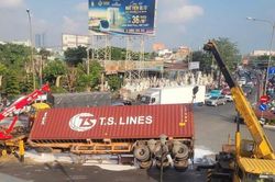Xe container bất ngờ lật ở vòng xoay, sơn đổ trắng mặt đường lúc rạng sáng